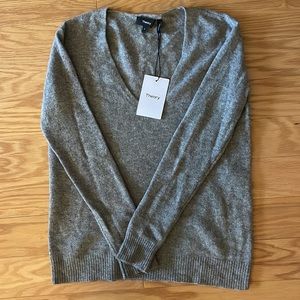 NWT Theory cashmere V-neck sweater